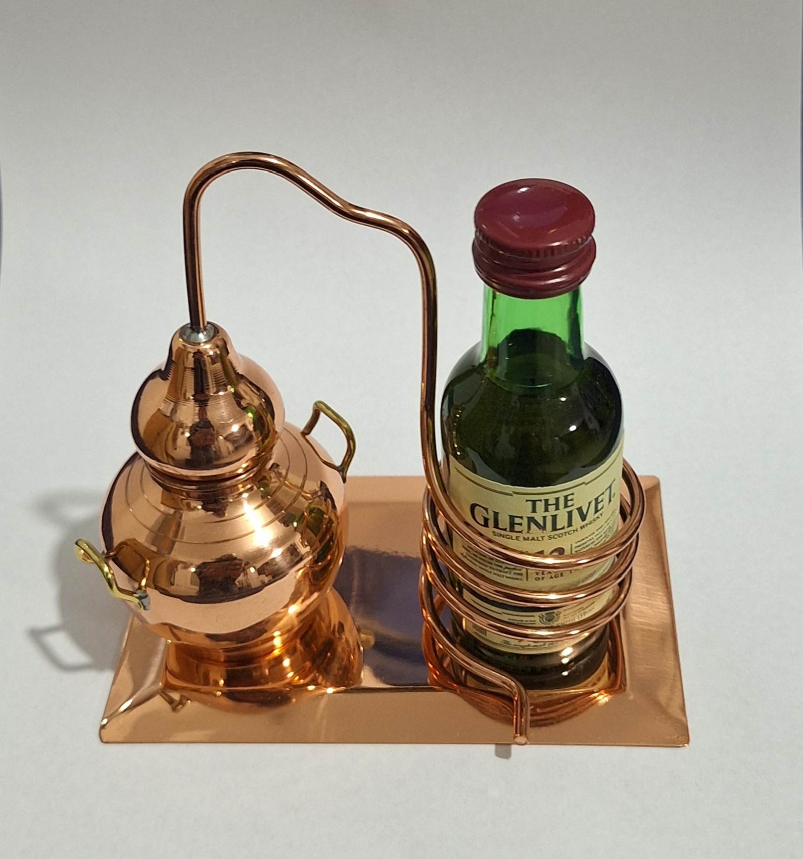 מזקקה מיניאטורית עם מחזיק בקבוק ובסיס