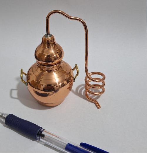 מזקקה מיניאטורית לקישוט